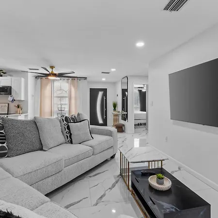 Luxury Apartment 1 Mile Away From Raymond James Stadium